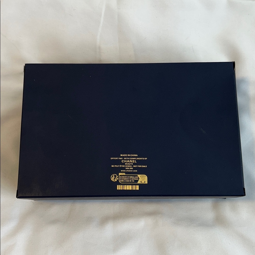 Chanel Beauté Navy Blue Tweed Cosmetic Pouch - Gold VIP Gift NEW in Box - Picture 7 of 10